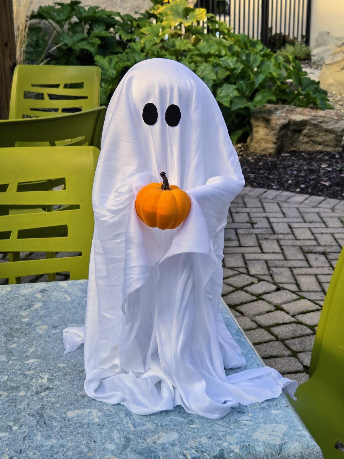 picture of a ghost hoslding a pumpkin